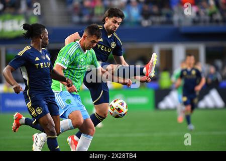 Seattle, Washington, Stati Uniti. 20 aprile 2024. Il difensore dei Seattle Sounders Jackson Ragen (25) e l'attaccante dei Vancouver Whitecaps Brian White (24) durante la partita di calcio della MLS tra i Seattle Sounders e i Vancouver Whitecaps a Seattle, WA. Steve Faber/CSM/Alamy Live News Foto Stock