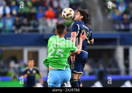 Seattle, Washington, Stati Uniti. 20 aprile 2024. L'attaccante dei Vancouver Whitecaps Brian White (24) dirige il pallone durante la partita di calcio della MLS tra i Seattle Sounders e i Vancouver Whitecaps a Seattle, Washington. Steve Faber/CSM/Alamy Live News Foto Stock