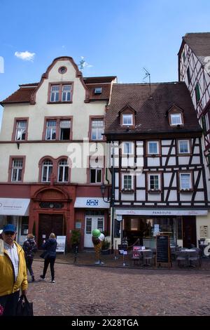 Weinheim, Germany - May 19, 2021: Historic buildings in the market square of  Weinheim, Germany. Foto Stock
