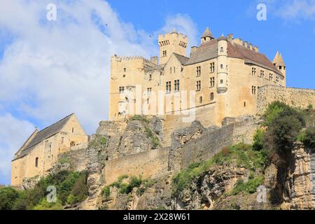 Il castello fortificato di Beynac nel Périgord Noir. Architettura, storia, Medioevo, viaggio nel passato, turismo. Beynac e' classificata tra i Mo Foto Stock