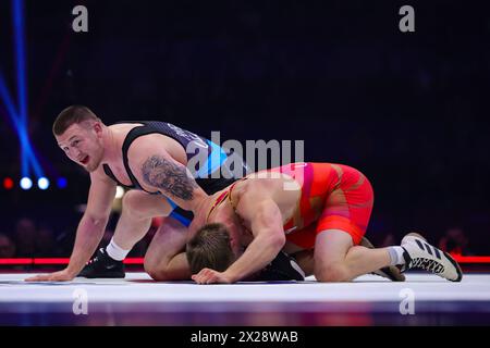 State College, Pennsylvania, Stati Uniti. 20 aprile 2024. MASON PARRIS (Cliff Keen WC/Titan Mercury WC) controlla l'orologio durante la finale della classe di peso di 86 KG dei test olimpici svoltisi presso il Bryce Jordan Center nel campus della Penn State University. (Credit Image: © Scott Rausenberger/ZUMA Press Wire) SOLO PER USO EDITORIALE! Non per USO commerciale! Foto Stock