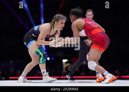 State College, Pennsylvania, Stati Uniti. 20 aprile 2024. HELEN MAROULIS (Sunkist Kids WC) cerca di prendere il controllo delle braccia durante la finale della classe di peso di 57 KG delle prove olimpiche tenutesi presso il Bryce Jordan Center nel campus della Penn State University. (Credit Image: © Scott Rausenberger/ZUMA Press Wire) SOLO PER USO EDITORIALE! Non per USO commerciale! Foto Stock