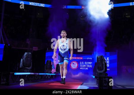 State College, Pennsylvania, Stati Uniti. 20 aprile 2024. KYLE DAKE (Nittany Lion WC/Titan Mercury WC) si dirige verso il tappetino per la finale di classe di peso di 74 KG dei test olimpici svolti presso il Bryce Jordan Center nel campus della Penn State University. (Credit Image: © Scott Rausenberger/ZUMA Press Wire) SOLO PER USO EDITORIALE! Non per USO commerciale! Foto Stock