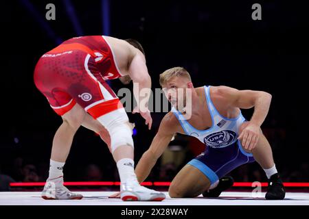 State College, Pennsylvania, Stati Uniti. 20 aprile 2024. KYLE DAKE (Nittany Lion WC/Titan Mercury WC) cerca un'apertura durante la finale della classe di peso di 74 KG dei test olimpici svoltisi presso il Bryce Jordan Center nel campus della Penn State University. (Credit Image: © Scott Rausenberger/ZUMA Press Wire) SOLO PER USO EDITORIALE! Non per USO commerciale! Foto Stock