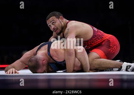 State College, Pennsylvania, Stati Uniti. 20 aprile 2024. AARON BROOKS (Nittany Lion WC/Titan Mercury WC) guarda il riferimento durante la finale di classe di peso di 86 KG dei test olimpici svoltisi presso il Bryce Jordan Center nel campus della Penn State University. (Credit Image: © Scott Rausenberger/ZUMA Press Wire) SOLO PER USO EDITORIALE! Non per USO commerciale! Foto Stock