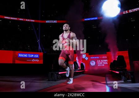 State College, Pennsylvania, Stati Uniti. 20 aprile 2024. AARON BROOKS (Nittany Lion WC/Titan Mercury WC) si dirige verso il tappetino prima della finale di 86 KG DI peso dei test olimpici svolti presso il Bryce Jordan Center nel campus della Penn State University. (Credit Image: © Scott Rausenberger/ZUMA Press Wire) SOLO PER USO EDITORIALE! Non per USO commerciale! Foto Stock