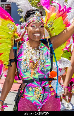 Gli intrattenitori si esibiscono alla Carnaval Parade di San Francisco, California. Foto Stock