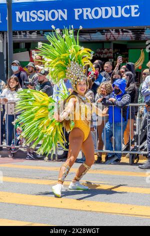 Gli intrattenitori si esibiscono alla Carnaval Parade di San Francisco, California. Foto Stock