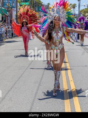 Gli intrattenitori si esibiscono alla Carnaval Parade di San Francisco, California. Foto Stock