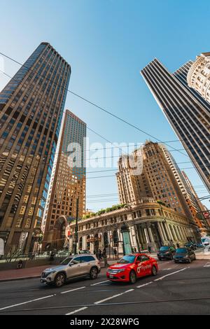 San Francisco, California, 8 aprile 2024. Canyon urbano creato dai torreggianti grattacieli e dalle strade trafficate di San Francisco. Foto Stock