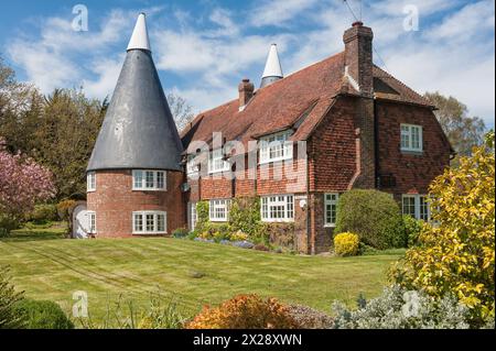 BREDE, EAST SUSSEX, UK - 30 APRILE 2012: La bella casa Sowsens Oast sulla Udimore Road Foto Stock