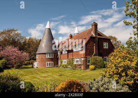 BREDE, EAST SUSSEX, UK - 30 APRILE 2012: La bella casa Sowsens Oast sulla Udimore Road Foto Stock