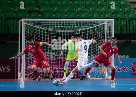 Bangkok, Thailandia. 20 aprile 2024. Tornei la AFC Futsal Asian Cup Thailand 2024 il gruppo C della Repubblica del Kirghizistan (maglia bianca) incontra il Tagikistan (magliette rosse), il 20 aprile 2024. Allo Stadio al coperto dell'Arena di Bangkok, quartiere di Nong Chok. Tempo pieno KGZ 2 - 2 TJK. (Credit Image: © Teera Noisakran/Pacific Press via ZUMA Press Wire) SOLO PER USO EDITORIALE! Non per USO commerciale! Foto Stock