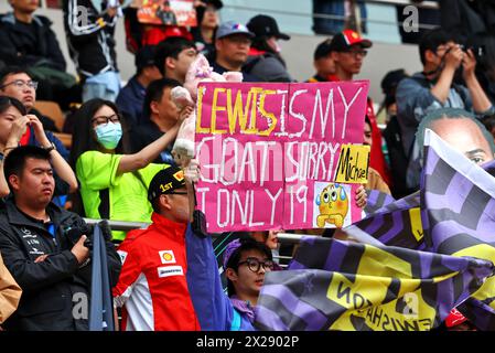 Shanghai, Cina. 21 aprile 2024. Circuito Atmosphere - Lewis Hamilton (GBR) fan di Mercedes AMG F1 in tribuna. 21.04.2024. Formula 1 World Championship, Rd 5, Chinese Grand Prix, Shanghai, Cina, giorno della gara. Il credito fotografico dovrebbe essere: XPB/Alamy Live News. Foto Stock