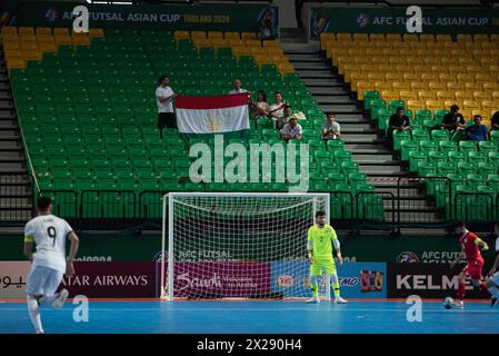 Bangkok, Thailandia. 20 aprile 2024. Le cheerleader del Tagikistan sull'anfiteatro supportano le loro squadre nazionali durante la partita la AFC Futsal Asian Cup Thailandia 2024 gruppo C squadre Repubblica Kirghiziana e Tagikistan, il 20 aprile 2024 al Bangkok Arena Indoor Stadium, distretto di Nong Chok. (Credit Image: © Teera Noisakran/Pacific Press via ZUMA Press Wire) SOLO PER USO EDITORIALE! Non per USO commerciale! Foto Stock