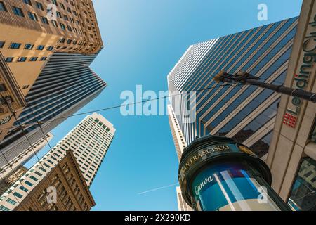 San Francisco, California, 8 aprile 2024. I grattacieli di San Francisco sovrastano le strade con un mix di architettura moderna e storica. Foto Stock