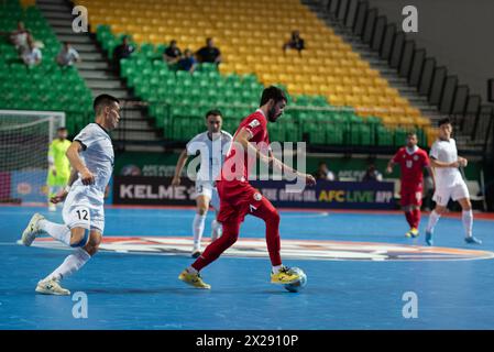 Bangkok, Thailandia. 20 aprile 2024. Tornei la AFC Futsal Asian Cup Thailand 2024 il gruppo C della Repubblica del Kirghizistan (maglia bianca) incontra il Tagikistan (magliette rosse), il 20 aprile 2024. Allo Stadio al coperto dell'Arena di Bangkok, quartiere di Nong Chok. Tempo pieno KGZ 2 - 2 TJK. (Credit Image: © Teera Noisakran/Pacific Press via ZUMA Press Wire) SOLO PER USO EDITORIALE! Non per USO commerciale! Foto Stock