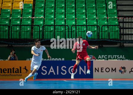 Bangkok, Thailandia. 20 aprile 2024. Tornei la AFC Futsal Asian Cup Thailand 2024 il gruppo C della Repubblica del Kirghizistan (maglia bianca) incontra il Tagikistan (magliette rosse), il 20 aprile 2024. Allo Stadio al coperto dell'Arena di Bangkok, quartiere di Nong Chok. Tempo pieno KGZ 2 - 2 TJK. (Credit Image: © Teera Noisakran/Pacific Press via ZUMA Press Wire) SOLO PER USO EDITORIALE! Non per USO commerciale! Foto Stock