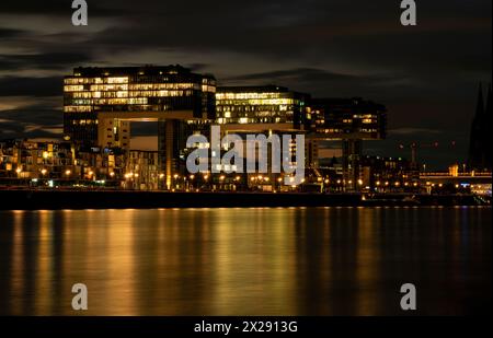 Vista notturna sulle Crane Houses sulle rive del fiume Reno. Colonia, Germania Foto Stock