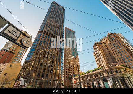 San Francisco, California, 8 aprile 2024. I grattacieli di San Francisco sovrastano le strade con un mix di architettura moderna e storica. Foto Stock