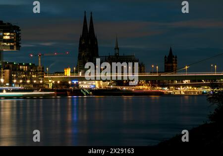 Vista notturna sulla cattedrale della città sulle rive del Reno. Colonia, Germania Foto Stock