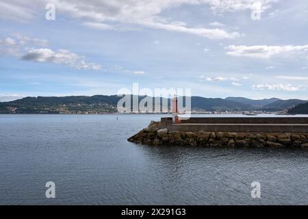 Molo di rifugio con il faro alla fine nel porto di Combarro nella Ria de Pontevedra Foto Stock