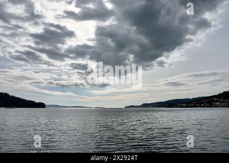 Ria de Pontevedra in una giornata nuvolosa con l'isola di Tambo Foto Stock