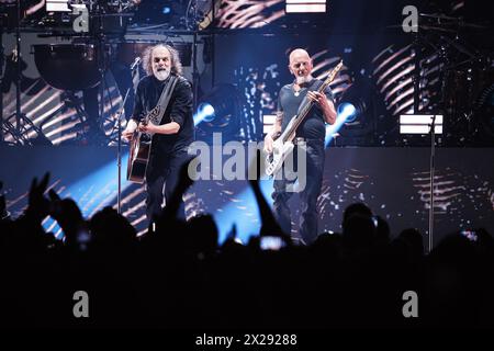 Berlino, Germania. 20 aprile 2024. Santiano si esibisce al loro concerto nella Uber Arena di Berlino, Germania, il 20 aprile 2024. Poco dopo l'inizio del concerto, si verificò un'interruzione di corrente nel sistema audio della Uber Arena. Santiano è attualmente in tour in Germania con il loro tour ''Auf nach Doggerland''. I membri presenti sono Bjorn entrambi, Andreas Fahnert, Peter David Sage, Axel Stosberg e Hans-Timm Hinrichsen. (Foto di Marten Ronneburg/NurPhoto) credito: NurPhoto SRL/Alamy Live News Foto Stock