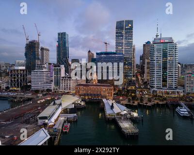 Auckland, nuova Zelanda - 24 luglio 2023: Spettacolare tramonto aereo sullo skyline del quartiere centrale degli affari di Auckland, sul terminal dei traghetti e sul Queens Wharf i. Foto Stock