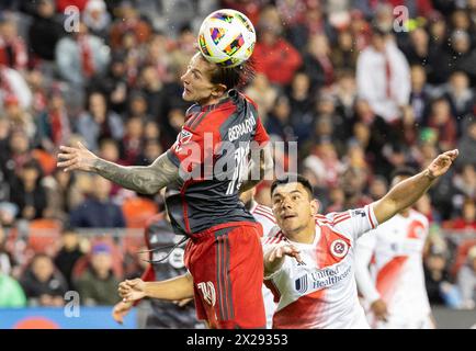 Toronto, Canada. 20 aprile 2024. Federico Bernardeschi (davanti) del Toronto FC dirige il pallone durante la partita di Major League Soccer (MLS) 2024 tra Toronto FC e New England Revolution al BMO Field di Toronto, Canada, il 20 aprile 2024. Crediti: Zou Zheng/Xinhua/Alamy Live News Foto Stock