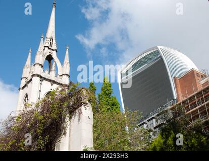 Architettura antica e moderna - Torre dell'orologio di St Dunstan in the East e Walkie-Talkie; City of London, London, UK Foto Stock