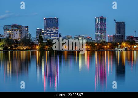 Lo skyline di Bucarest e il parco del lago Herastrau al crepuscolo. Foto scattata il 5 aprile 2024 a Bucarest, Romania. Foto Stock