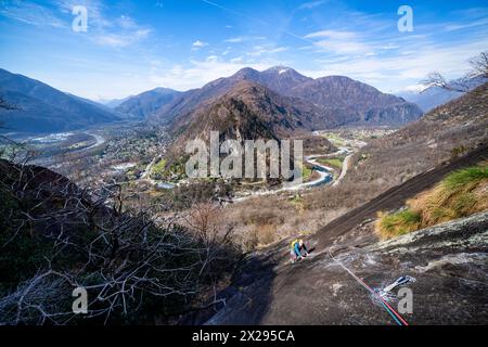 Su una lunga scalata multicampo a Locarno, Svizzera Foto Stock