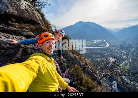 Goditi il panorama su una lunga arrampicata su roccia a più passi a Locarno, Svizzera Foto Stock