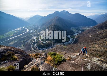 Su una lunga scalata multicampo a Locarno, Svizzera Foto Stock