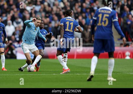 Londra, Regno Unito. 20 aprile 2024. Jack Grealish del Manchester City viene affrontato da Malo gusto del Chelsea. La semifinale della Emirates fa Cup, Manchester City contro Chelsea, allo stadio Wembley di Londra, sabato 20 aprile 2024. Solo per uso editoriale. foto di Andrew Orchard/Andrew Orchard fotografia sportiva/Alamy Live News Credit: Andrew Orchard fotografia sportiva/Alamy Live News Foto Stock