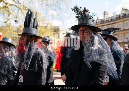 Londra, Regno Unito. 20 aprile 2024. La processione funebre per la natura a Bath. La processione, organizzata da Extinction Rebellion, è stata la più grande assemblea globale di ribelli rossi mai vista. La processione mira a sensibilizzare il Regno Unito sulla sua posizione come uno dei paesi più impoveriti dalla natura al mondo. Crediti: Andrea Domeniconi/Alamy Live New Foto Stock