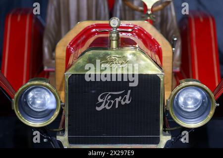 Bucarest, Romania - 21 aprile 2024: Dettagli con la parte anteriore e l'emblema di un'auto Ford retrò. Foto Stock