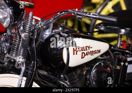 Bucarest, Romania - 21 aprile 2024: Dettagli con una moto Harley Davidson d'epoca. Foto Stock