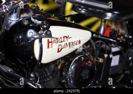 Bucarest, Romania - 21 aprile 2024: Dettagli con una moto Harley Davidson d'epoca. Foto Stock