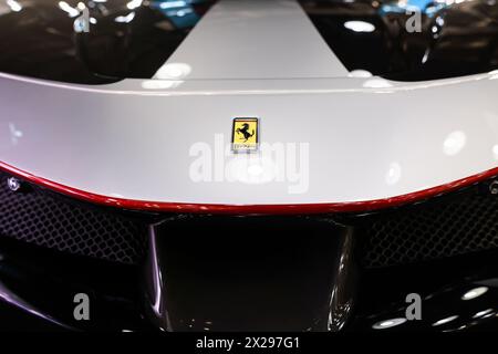Bucarest, Romania - 21 aprile 2024: Dettagli con la parte anteriore e l'emblema di una moderna auto sportiva Ferrari. Foto Stock