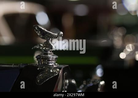 Bucarest, Romania - 21 aprile 2024: Dettagli con la parte anteriore e l'emblema di un'auto d'epoca Rolls Royce di lusso retrò. Foto Stock