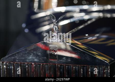 Bucarest, Romania - 21 aprile 2024: Dettagli con la parte anteriore e l'emblema di un'auto d'epoca Rolls Royce di lusso retrò. Foto Stock