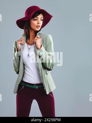 Donna. moda e cappello con idea e stile e abiti eleganti in studio con la massima fiducia. Y2K, giacca thrift e giovane studente di design di Houston Foto Stock