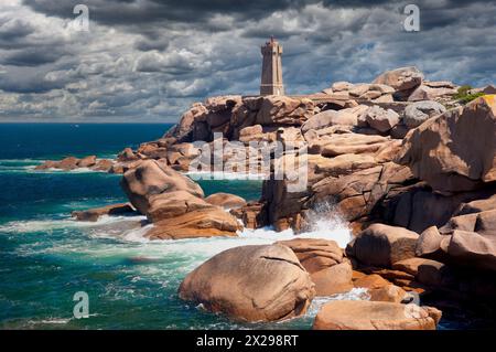 Famoso faro di Phare de Mean Ruz vicino a Ploumanach, Cote de Granit Rose, Bretagna, Mare del Nord, Francia Foto Stock