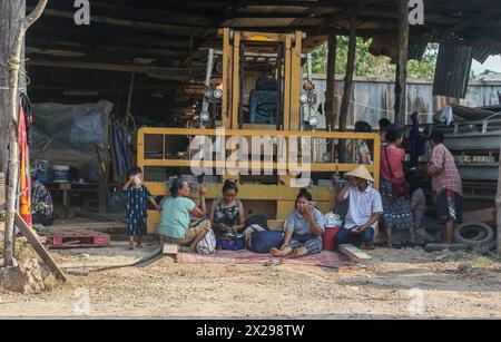 Rifugiati di guerra che fuggono dalla guerra di Myawaddy visti seduti davanti al veicolo sul lato thailandese. Il 12 aprile, le forze Karen KNLA e PDF fecero irruzione nella 275a guarnigione militare dell'esercito nella città di Myawady, e più di 100 soldati tentarono di fuggire in Thailandia attraverso il Ponte dell'amicizia n. 2. Le forze congiunte KNLA/PDF attaccarono quei soldati nella notte del 19 aprile. Secondo i residenti, non ci sono state meno di 40 bombe sganciate nella risposta aerea del consiglio militare. Come risultato dei combattimenti, circa 2.000 persone fuggirono a Mae Sot, Thailandia, attraverso il fiume Moei (Thaung Yin). (Foto di Kaung Zaw Foto Stock