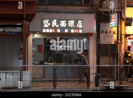 Hong Kong - 4 aprile 2024: Uno dei ristoranti di riso economico da asporto a Sheung wan. Questi ristoranti aumentano di recente con il peggioramento dell'economia. Foto Stock