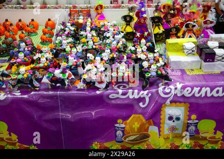 Mini Candy Ofrendas in vendita durante Day of the Dead al Jamaica Market di città del Messico, Messico Foto Stock