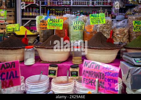 Mole Sauces and Spices Vendor al mercato Giamaica di città del Messico, Messico Foto Stock