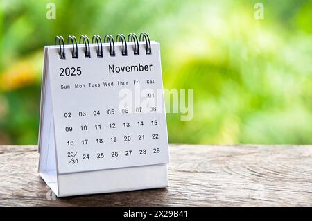Calendario da tavolo bianco di novembre 2025 con spazio personalizzabile per il testo. Concetto di calendario e spazio di copia Foto Stock